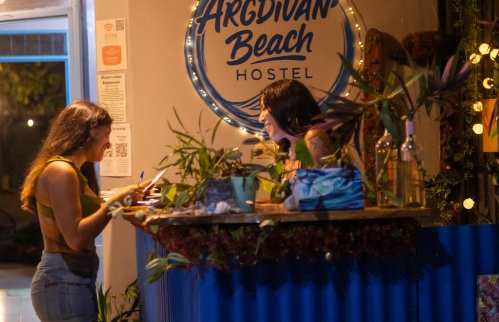 萨玛拉Argdivan Beach Hostel的两名女子站在一家理发店前