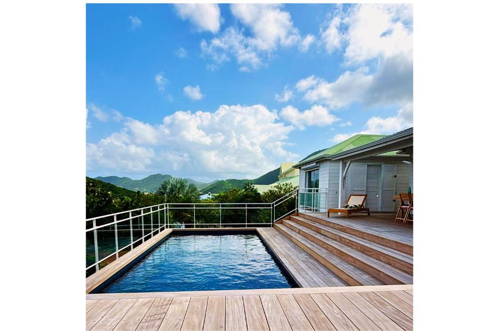una piscina en la terraza de una casa en Ravenala, en Saint Martin