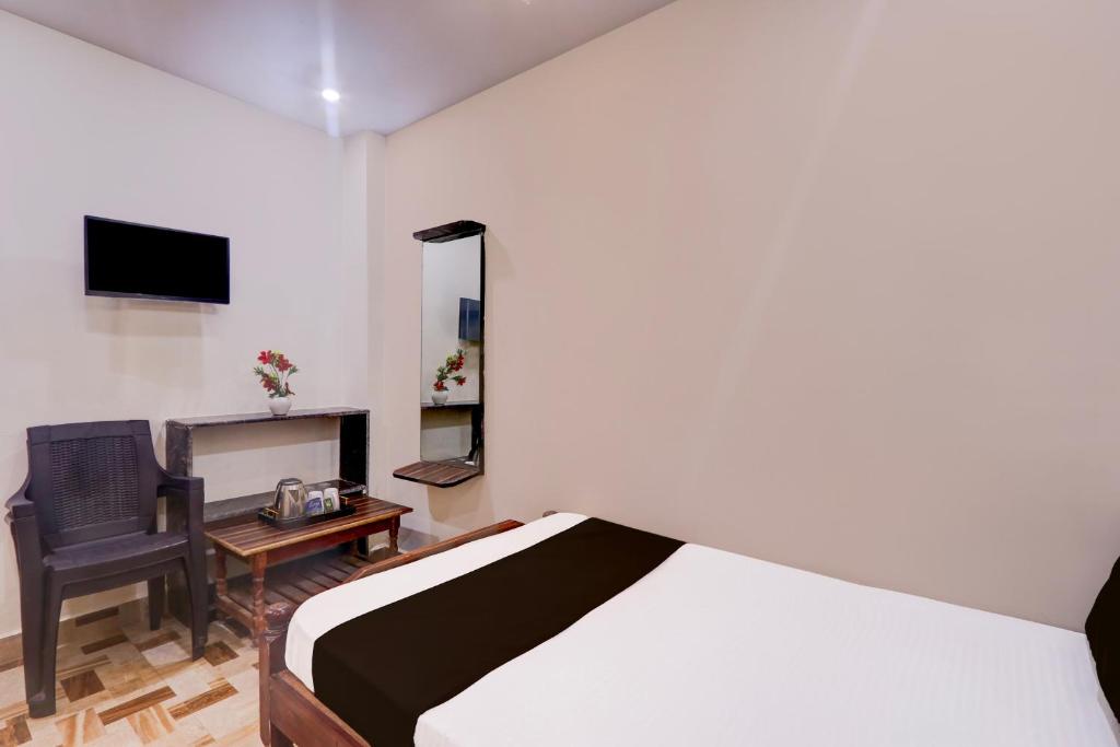 TV a/nebo společenská místnost v ubytování Hotel O SHIVA RESIDENCY