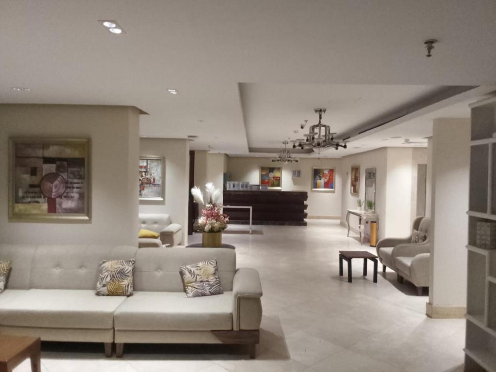 un ampio soggiorno con divani e un divano di فندق أكاليل a Al Masfalah
