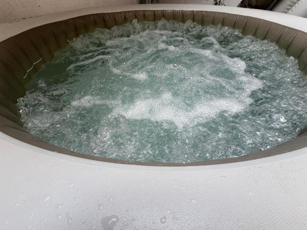 una pozza d'acqua in un secchio d'acqua di Queluz Maison Jacuzzi Escape a Queluz