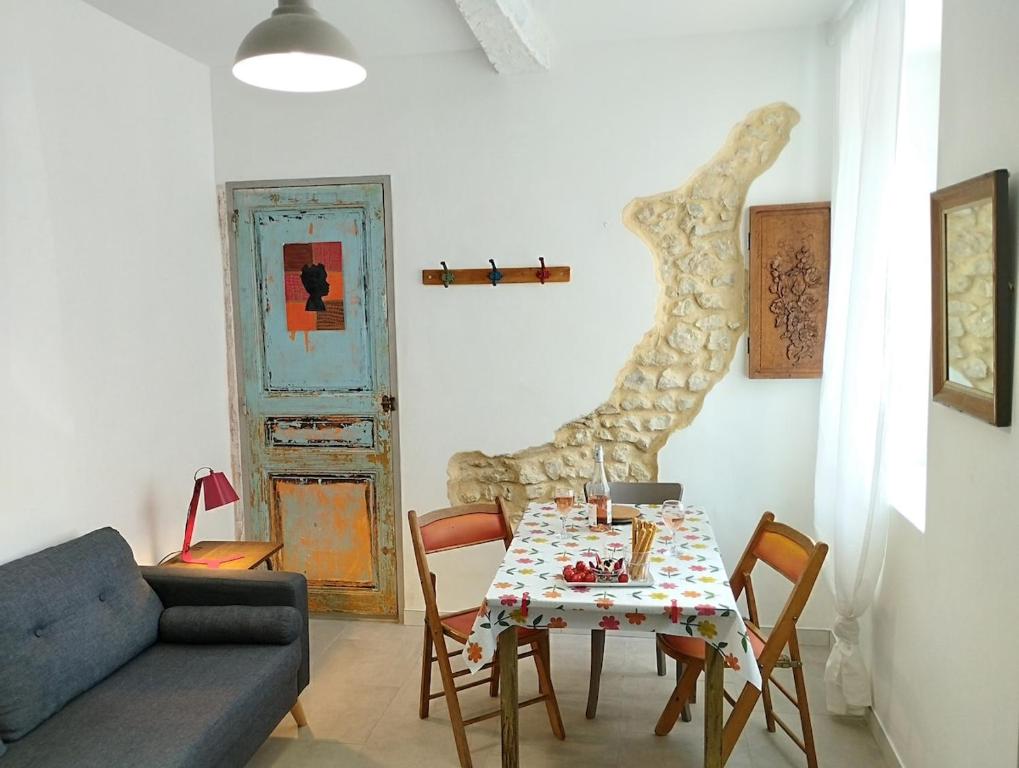 Гостиная зона в Joli appartement centre village au calme