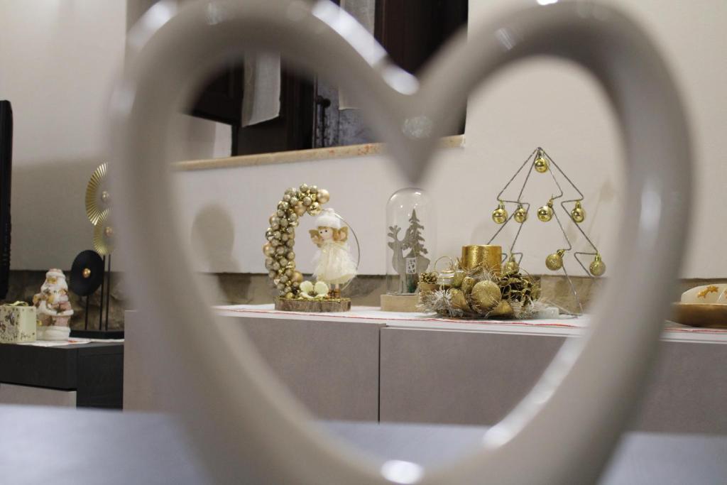 een wit, hartvormig voorwerp voor een toonbank bij Domus Mea in Crecchio