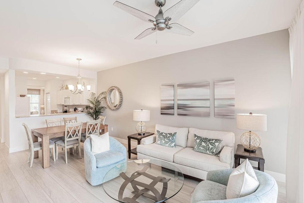 un soggiorno con un divano e un tavolo di Positano Vacation Rental a Lely Resort