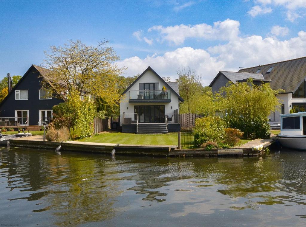 Udsigt til en flod der løber i nærheden af feriehuset