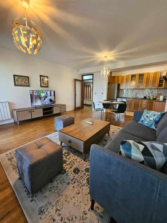 O zonă de relaxare la Lovely square apartment Purple Velvet 43 Macedonia Stree