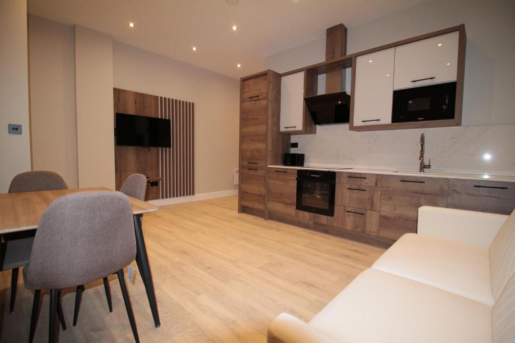 a kitchen and dining room with a table and chairs at One Bedroom Flat With Free parking in Acton in London