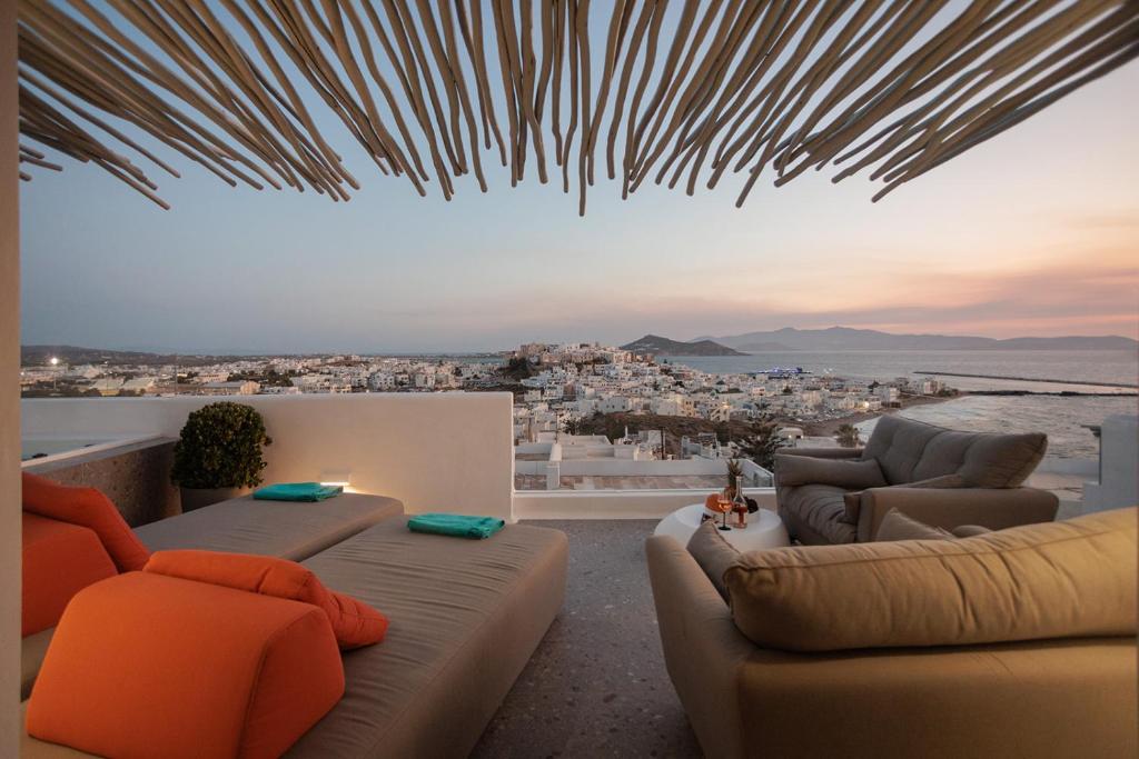 una sala de estar con sofás y vistas a la ciudad. en HIGH END Unique 270 degree aerial sea view suite, en Naxos Chora