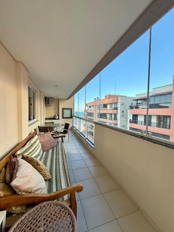 En balkon eller terrasse på Apartamento quadra mar