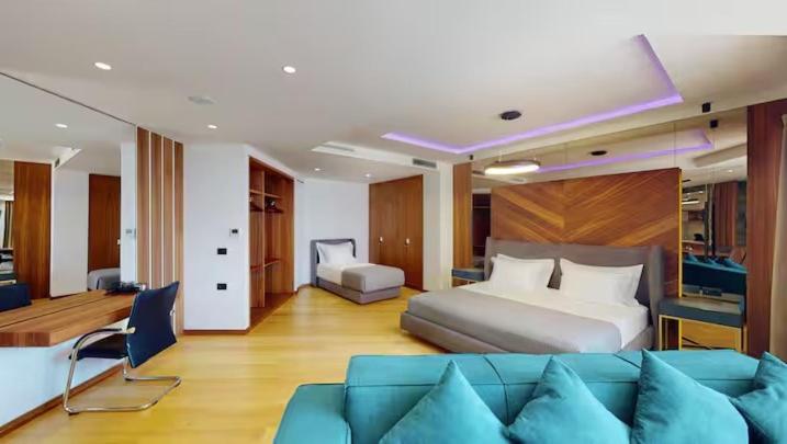 Un pat sau paturi într-o cameră la Luxury Apartments & Villas