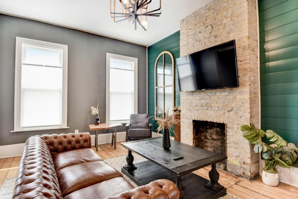 Et tv og/eller underholdning på Large Milwaukee Home • 4BR • Fast WiFi