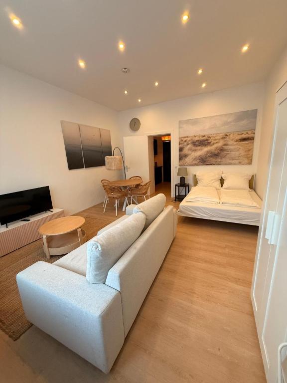 En eller flere senge i et værelse på Cosy Apartment im Weddinger Herz