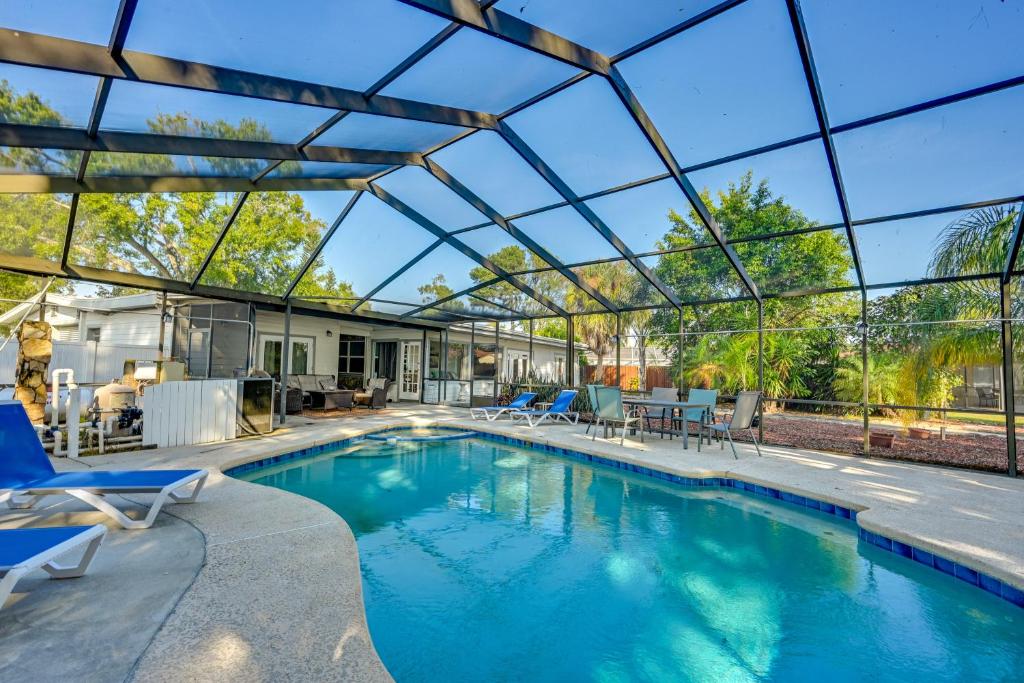 La pileta dentro o cerca de Dock and Beautiful Views! Spacious Bellows Lake Gem