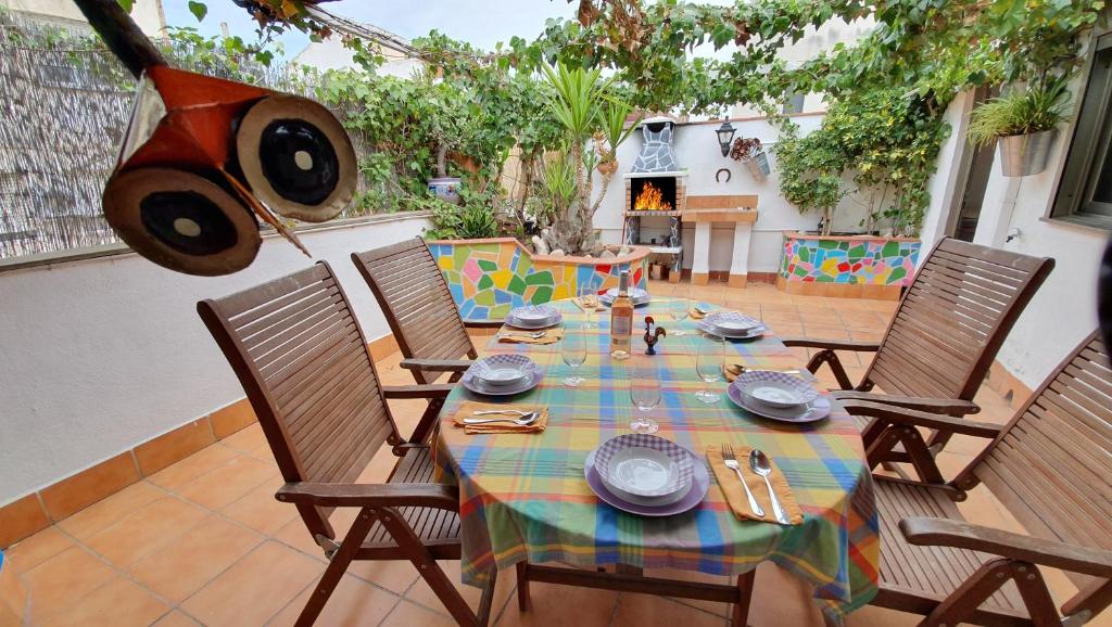 una mesa con sillas y un mantel en el patio en Ático Airport BCN, Puerto Cruceros, en Viladecans