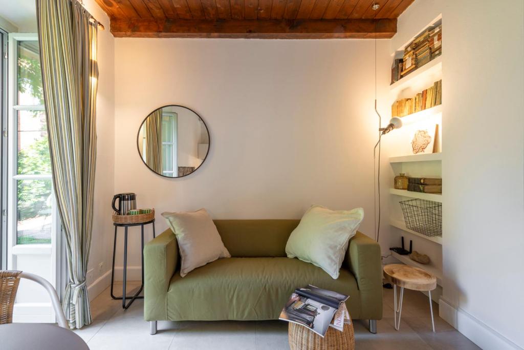 Et opholdsområde på Cosy Garden Apartment In Como