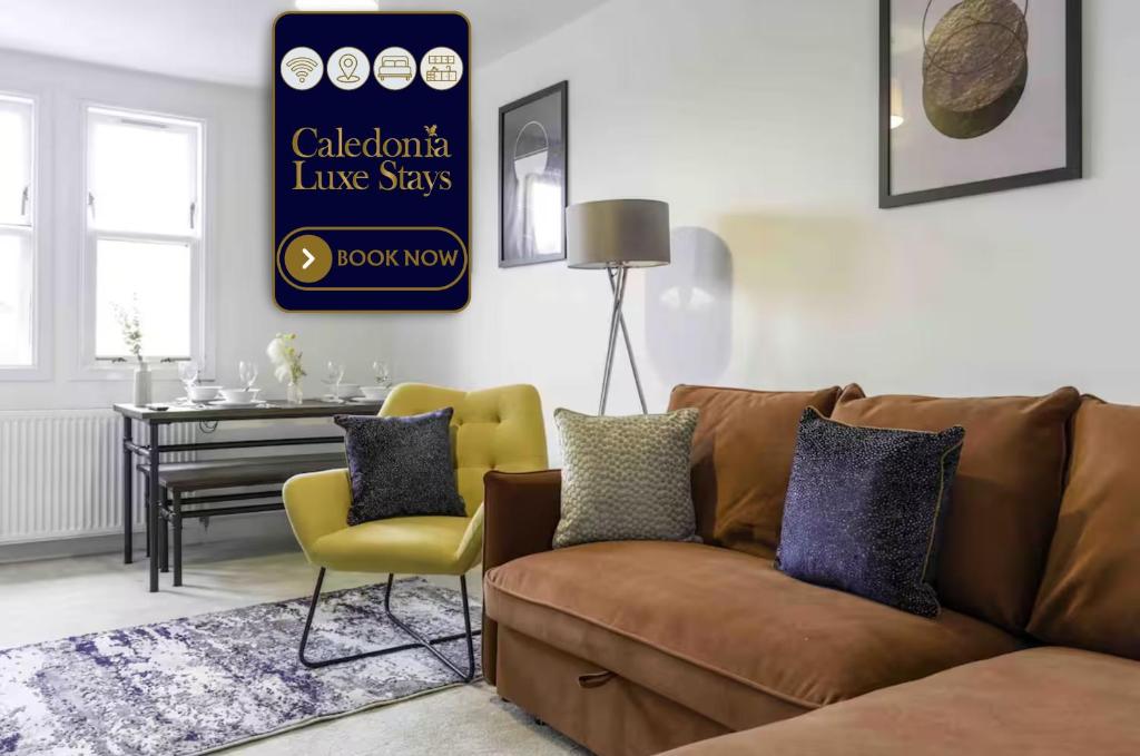 un soggiorno con un divano e un tavolo di Strath Apartment a Strathaven