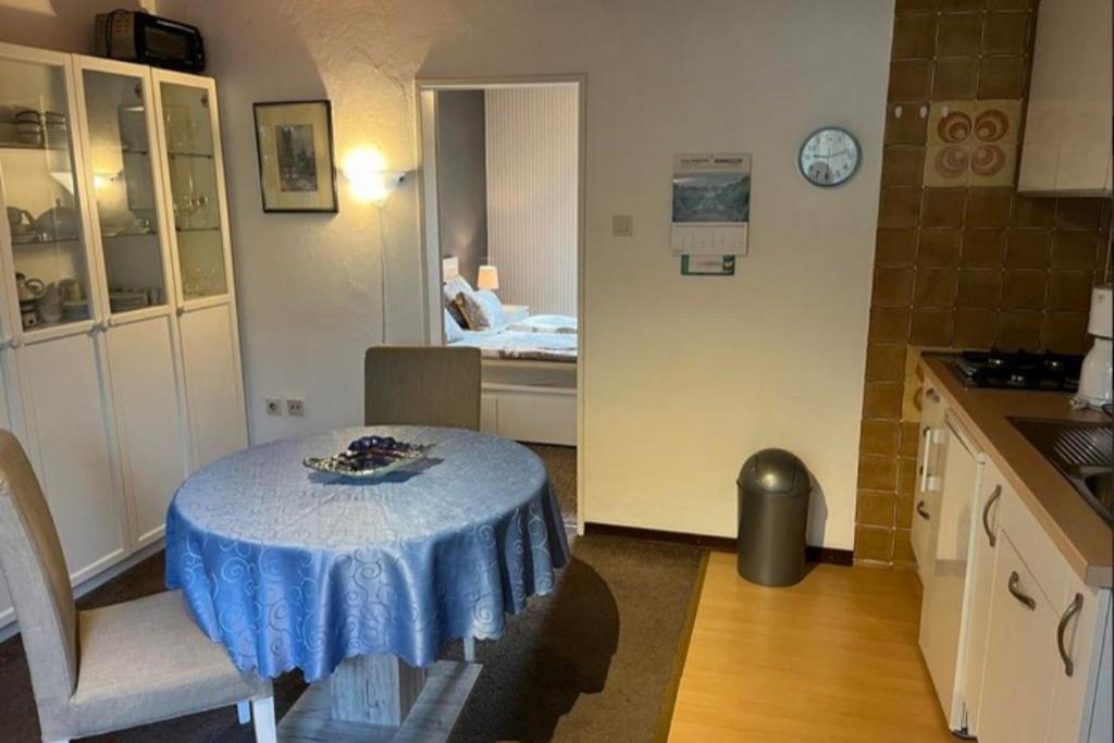 Una cocina o kitchenette en Ferienwohnung 1 – Gemьtlich & vollstдndig ausgestattet