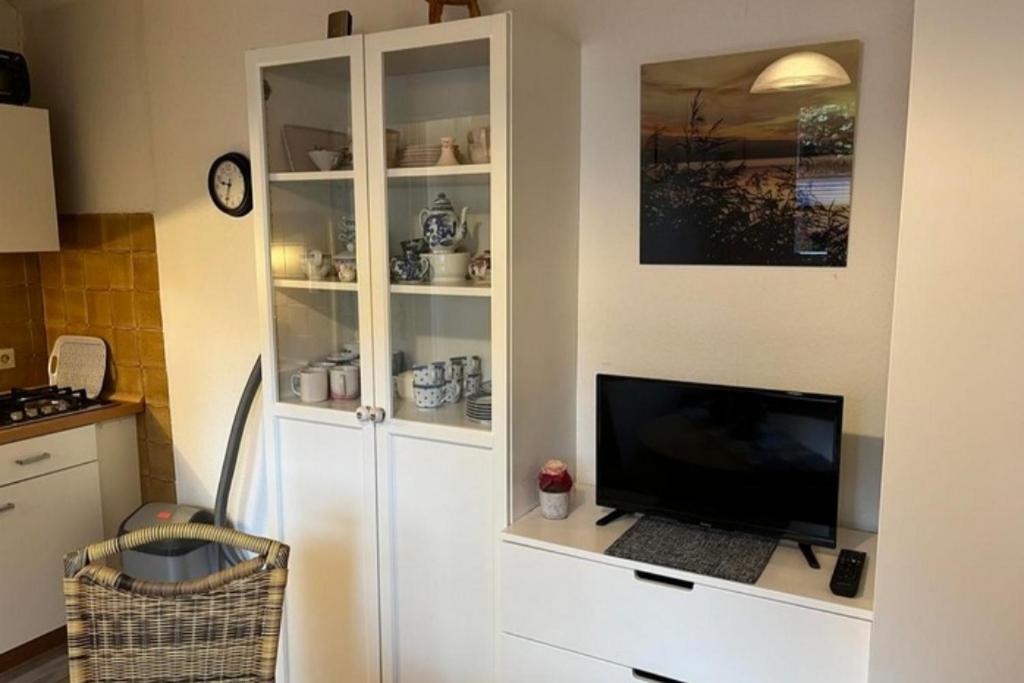 Una televisión o centro de entretenimiento en Ferienwohnung 2 – Gemutlich & komfortabel im Erdgeschoss