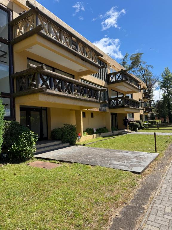 Το κτήριο όπου στεγάζεται  το διαμέρισμα