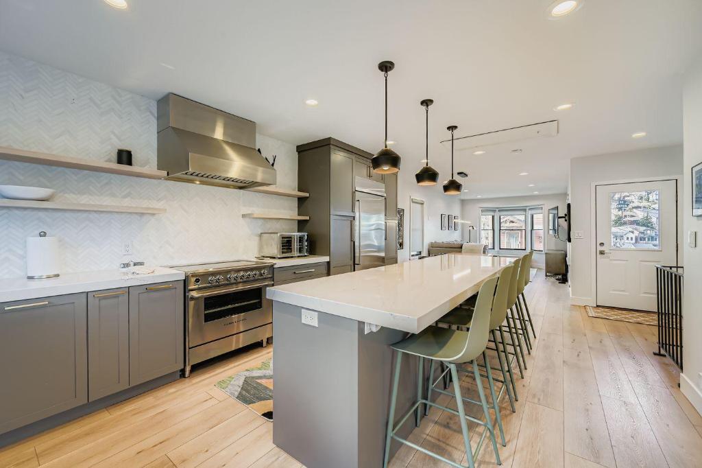 Pet Friendly! Elevation 25 في بارك سيتي: مطبخ مع جزيرة كبيرة مع كونتر توب