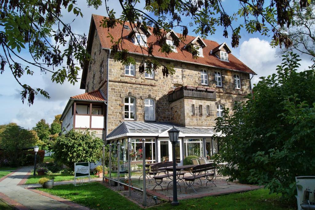 ein großes Backsteingebäude mit einem Tisch davor in der Unterkunft Landhaus Schieder in Schieder-Schwalenberg