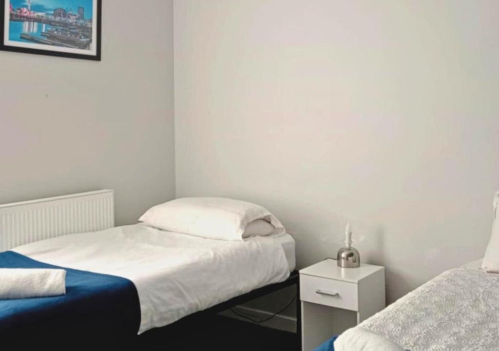 Een bed of bedden in een kamer bij Pitchside House - sleeps 4