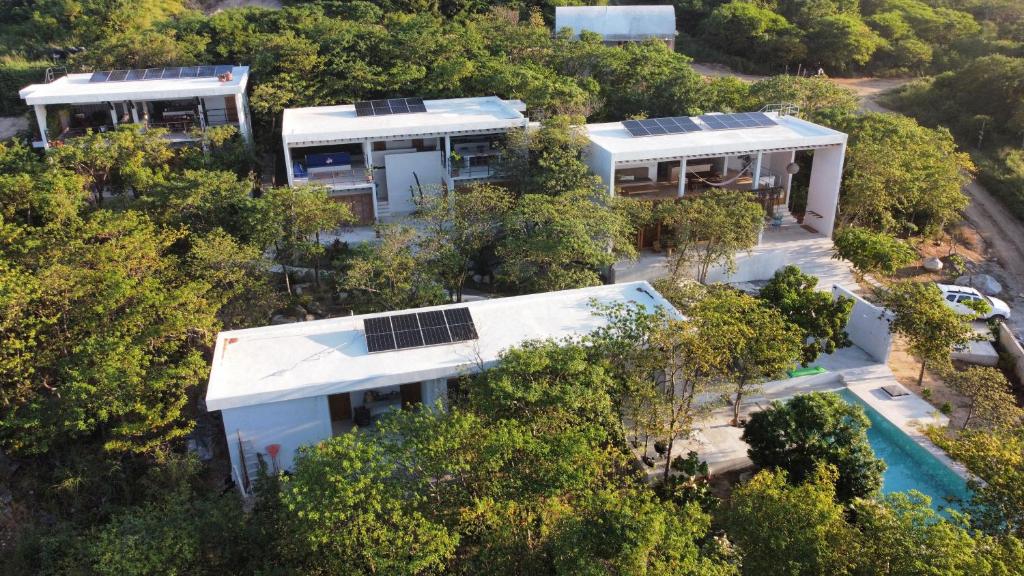 una vista aérea de una casa con paneles solares en Villa Cuachalalate - Puerto Escondido, en El Puertecito