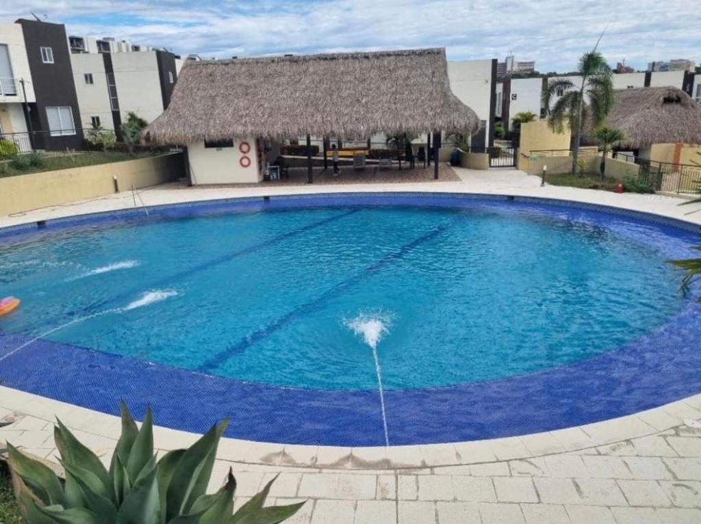 Casa Moderna en Condominio Ricaurte - Girardot في جيراردو: مسبح ازرق كبير في منتجع