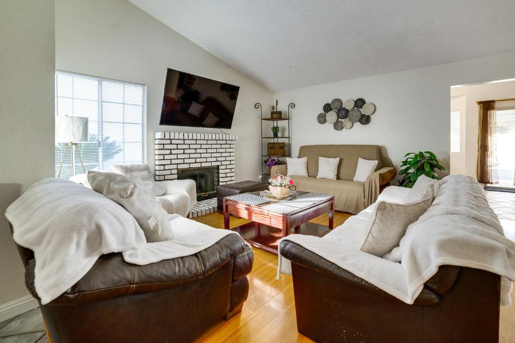 Гостиная зона в Home 8 Mi to Dtwn Riverside Families Welcome!