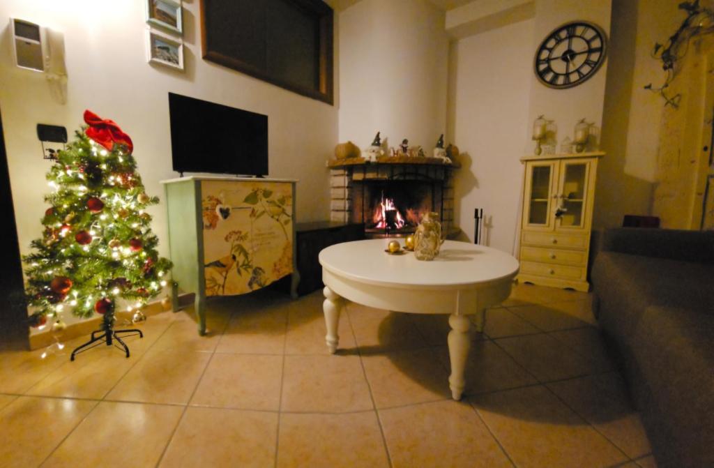 TV a/nebo společenská místnost v ubytování La tana delle Byrbe