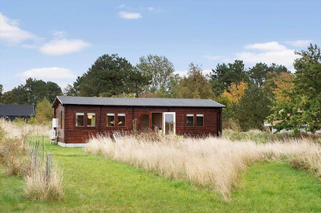 a small wooden cabin in a field of grass at 20158-Samso-Laerkevej-13 in Mårup