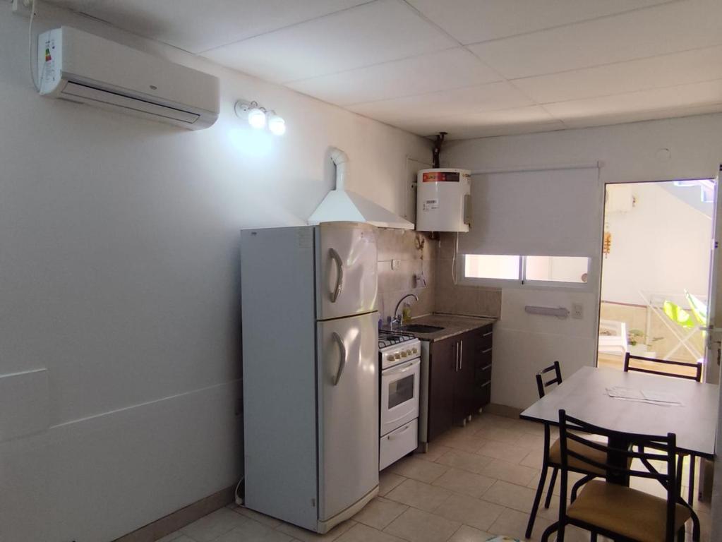 Gotas de Rocio في سان أنطونيو أويستي: مطبخ مع ثلاجة ستانلس ستيل وطاولة