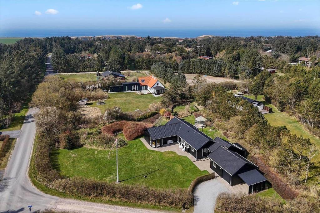 una vista aerea di una casa con cortile di LK2197-Lokken-Molleager-1 a Lyngbytorp