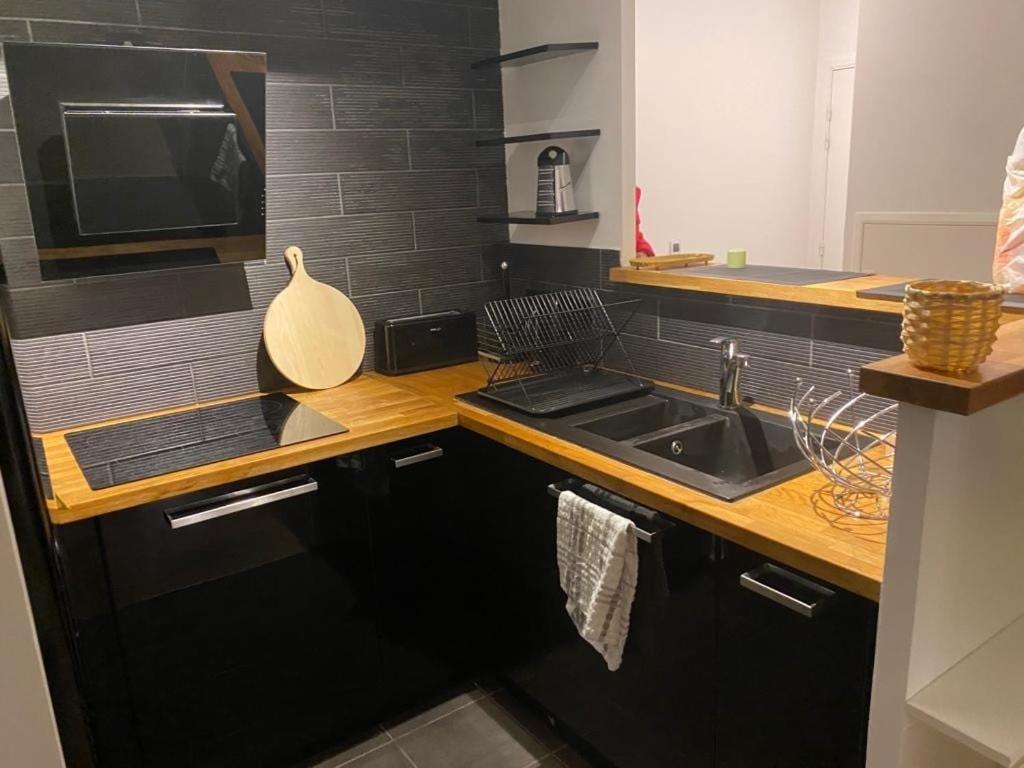 a kitchen with a sink and a counter top at Beau 2 pièces moderne et cosy à Corbeil-Essonnes in Corbeil-Essonnes