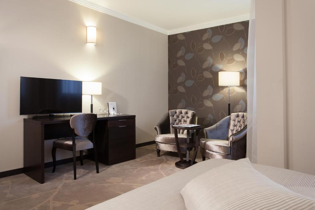 TV a/nebo společenská místnost v ubytování Hotel Constantine the Great