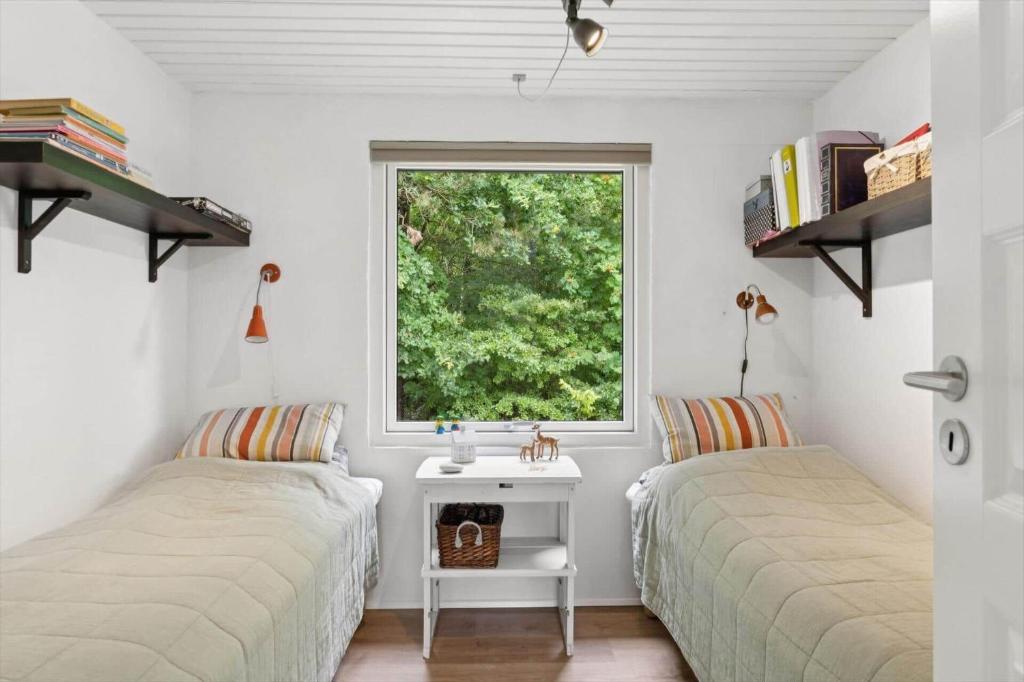 two beds in a bedroom with a window at LF18116-Veslos-Agerovej-6 in Amtoft