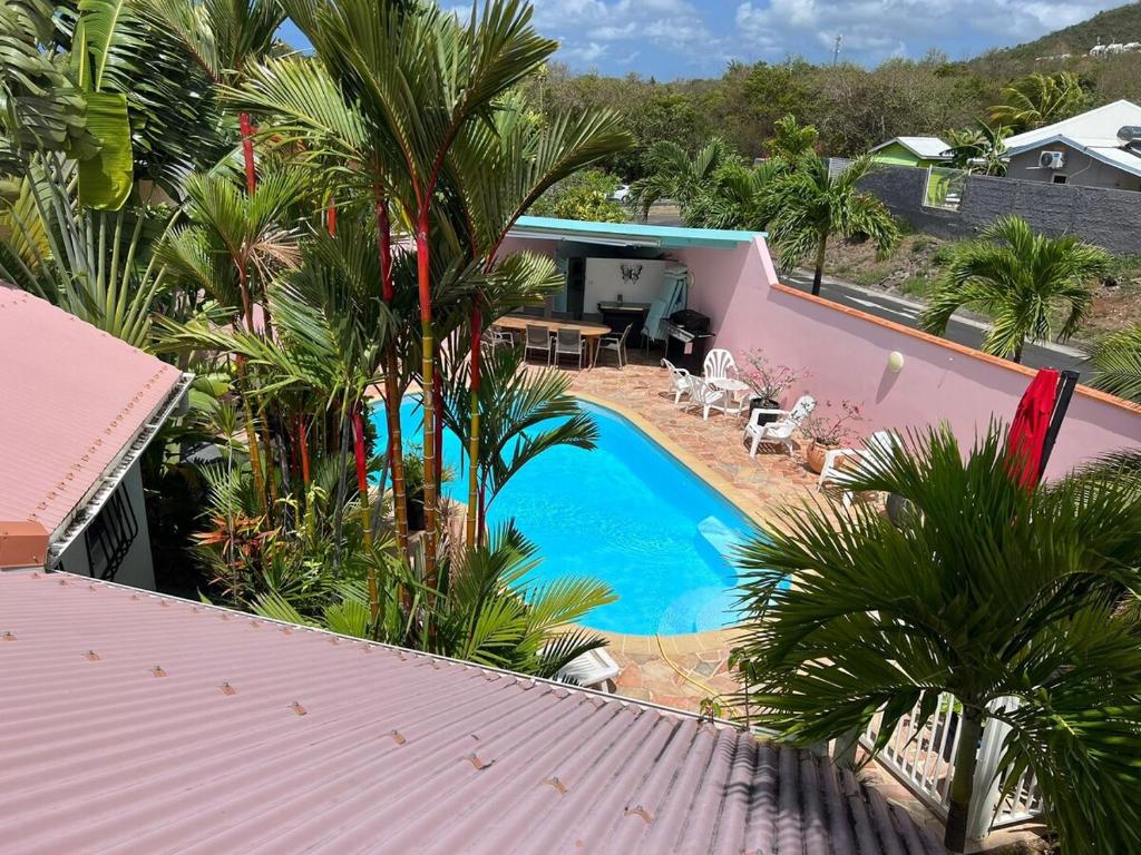 Una vista aérea de un complejo turístico con piscina. en Villa Patio Colibri, en Chambort