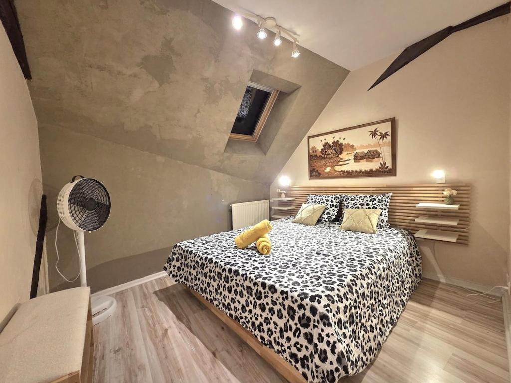 een slaapkamer met een bed met luipaardprint in een kamer bij Le Cosy Center in Thonon-les-Bains