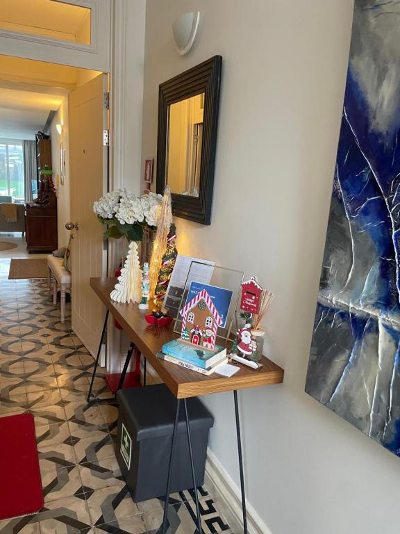 In53 Guest House في بونتا ديلغادا: ممر به طاولة عليها زينة