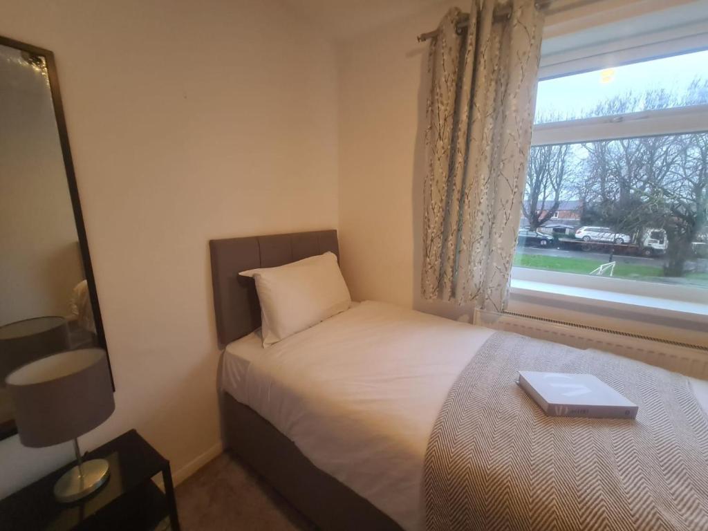 En eller flere senge i et værelse på Cosy 3 bed