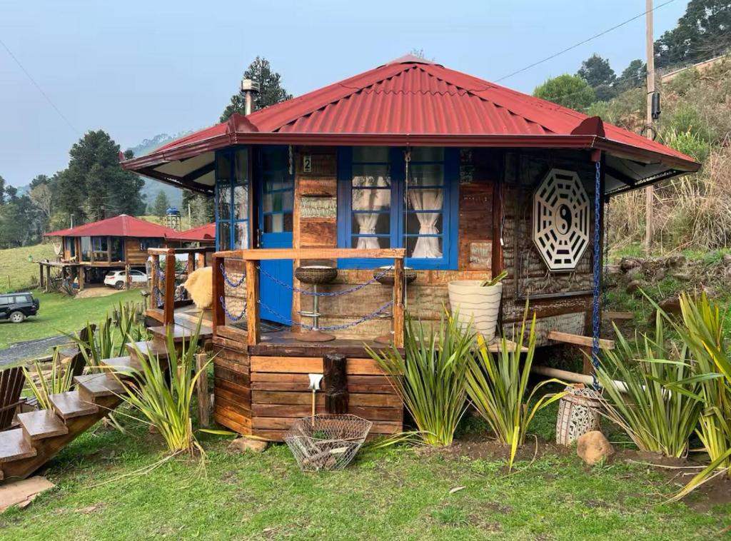 OctoCabana na montanha - rustica e luxuosa II في أوروبيسي: منزل خشبي صغير بسقف احمر