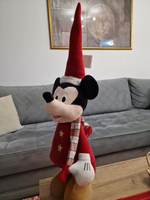 Un peluche de Mickey Mouse con un disfraz de elfo navideño. en Apartman Miki, en Vlašić