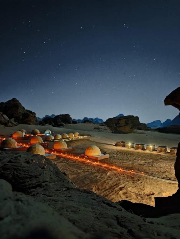 un grupo de domos en el desierto por la noche en Trend Rum Luxury Camp, en Wadi Rum