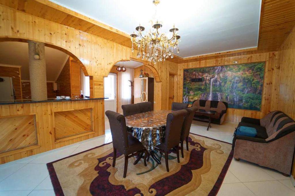 Guest House Nukri في Danisparauli: غرفة طعام بها طاولة وكراسي