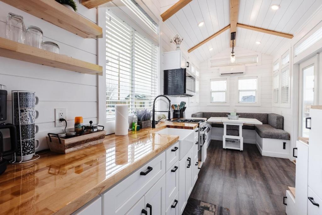 Кухня или мини-кухня в Peaceful Tiny Home
