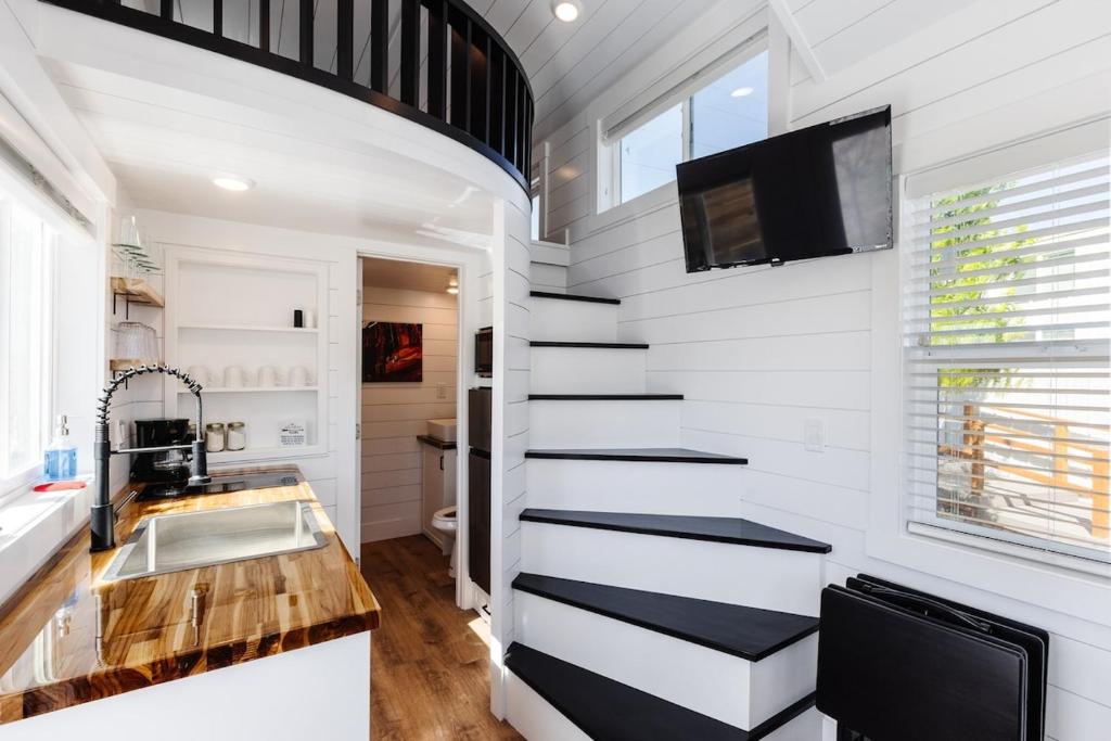 Кухня или мини-кухня в Zion Red-Rock Romance Tiny Home for Two
