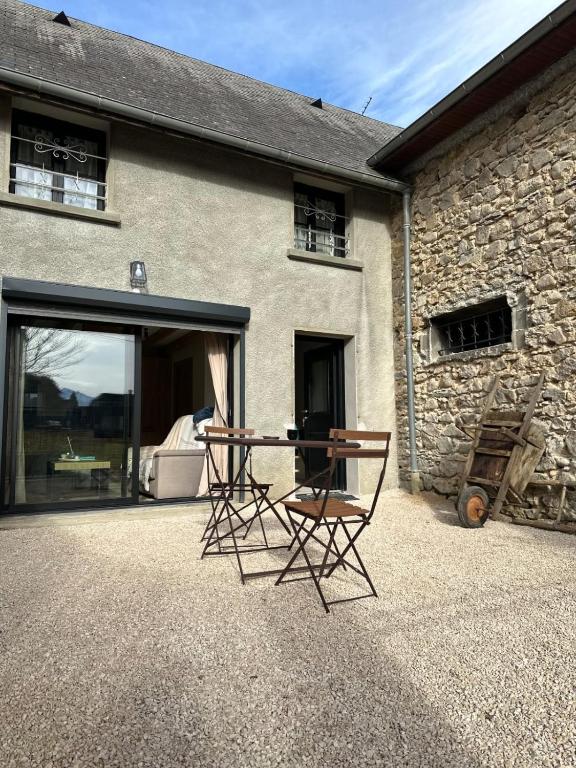 due sedie sedute di fronte a un edificio di Le refuge de César a Pouzac