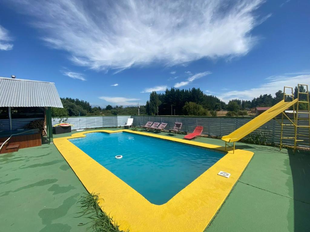 Hermosa casa en Quillón : مسبح كبير بزحليقة وزحليقة