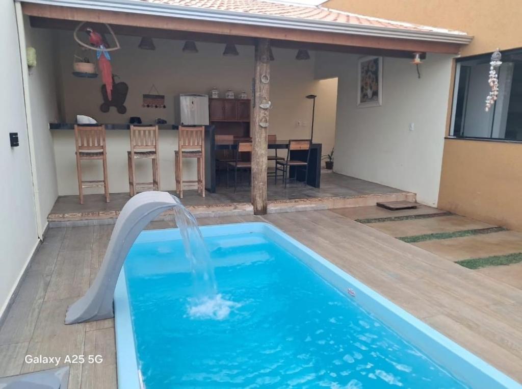 Enjoy Canastra في ديلفينوبوليس: مسبح مع زحليقة مائية في الفناء الخلفي