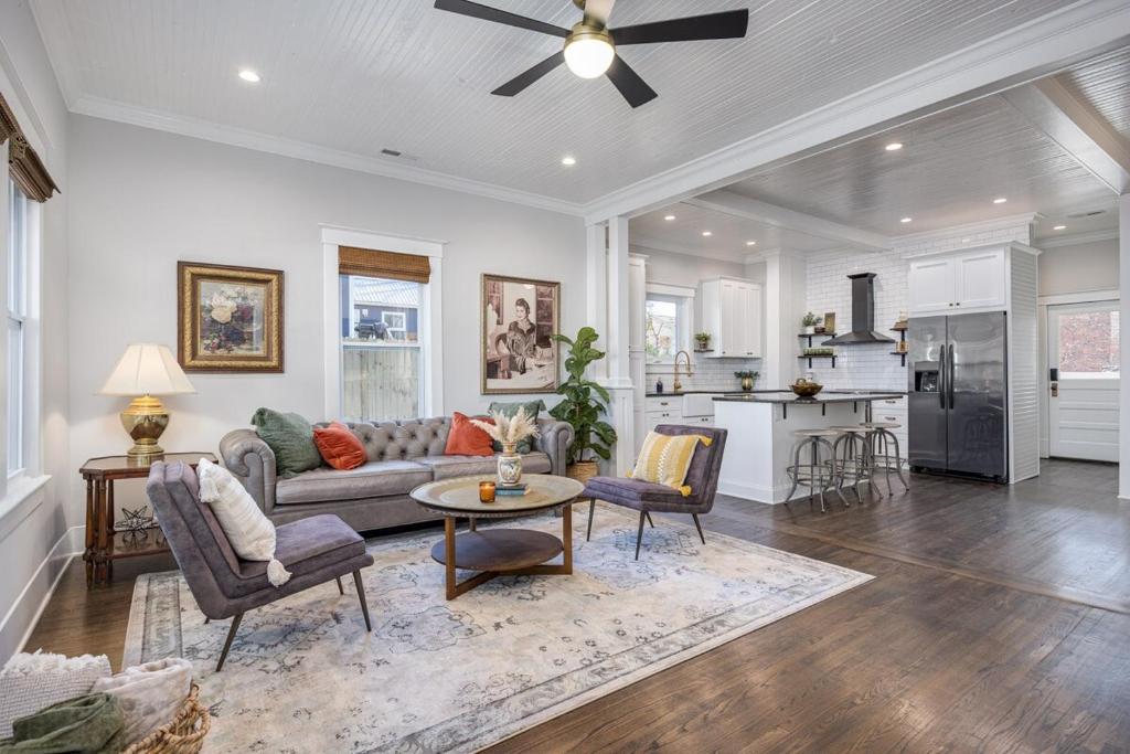 Køkken eller tekøkken på Bungalow in Downtown Dickson